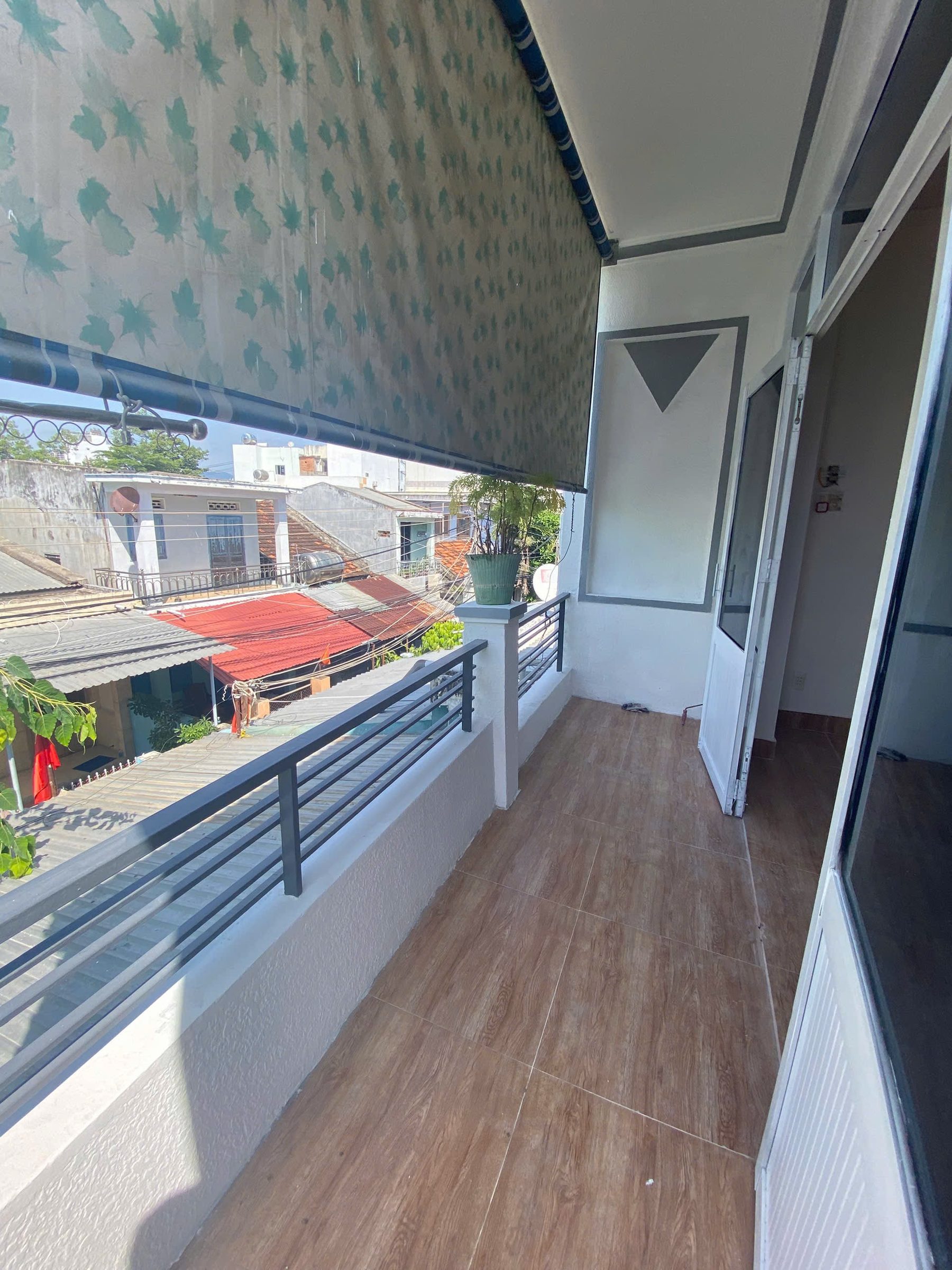 🏠 Bán Nhà Giá Rẻ 3PN, Hẻm Tô Hiệu, Gần Biển
Nhà cấp 4 có gác lửng 
-Diện tích: 72.4m2
-Thiết kế: Nhà cấp 4 mới: 3PN, 1PK, 1 phòng bếp, 2 WC, Sân rộng đậu xe máy.
-Đường rộng: 3m, thông, cách biển chỉ 200m, gần bệnh viện Vinmec
-Pháp lý: sổ hồng
-Hướ