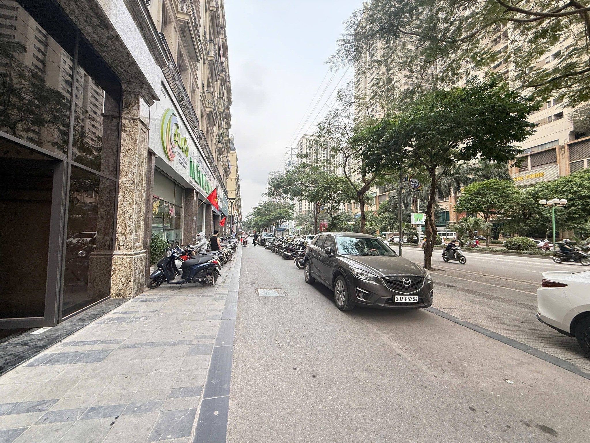 BÁN TÒA NHÀ MẶT ĐƯỜNG TÔ VĨNH DIỆN. 318M2 - 8 TẦNG. 2 THANG MÁY. MT 13M.