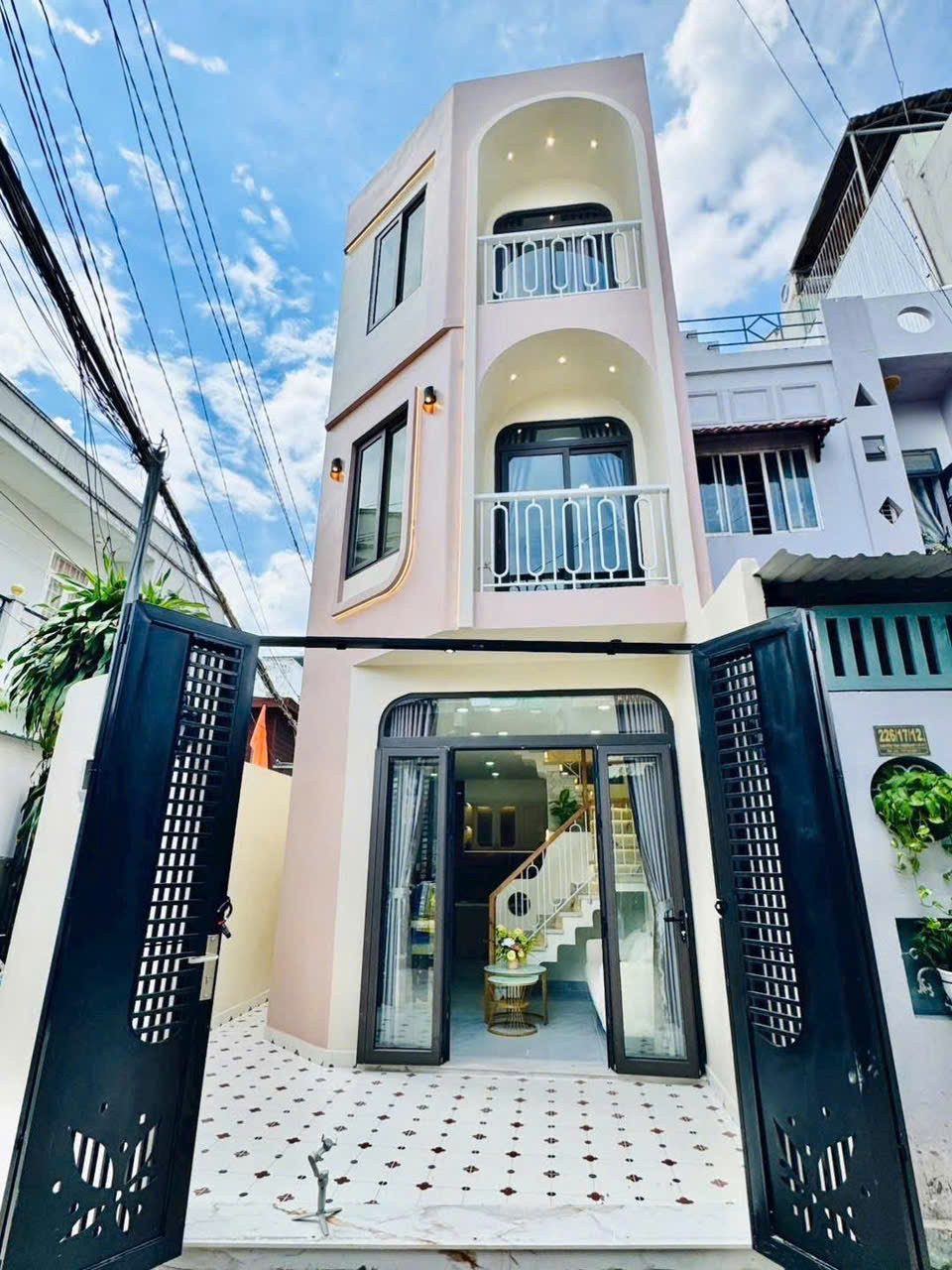 Chính chủ bán gấp nhà hẻm Tô Ký, Tân Chánh Hiệp, Q12. Giá: 2,27 tỷ. DT: 63m2. 3 Tầng. 3PN 3WC. Sổ Hồng Riêng.