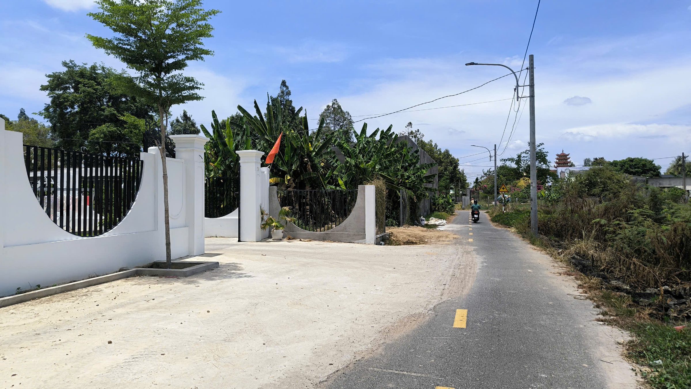 Cần bán lô đất 211m2 có thổ cư trung tâm xã Châu Pha