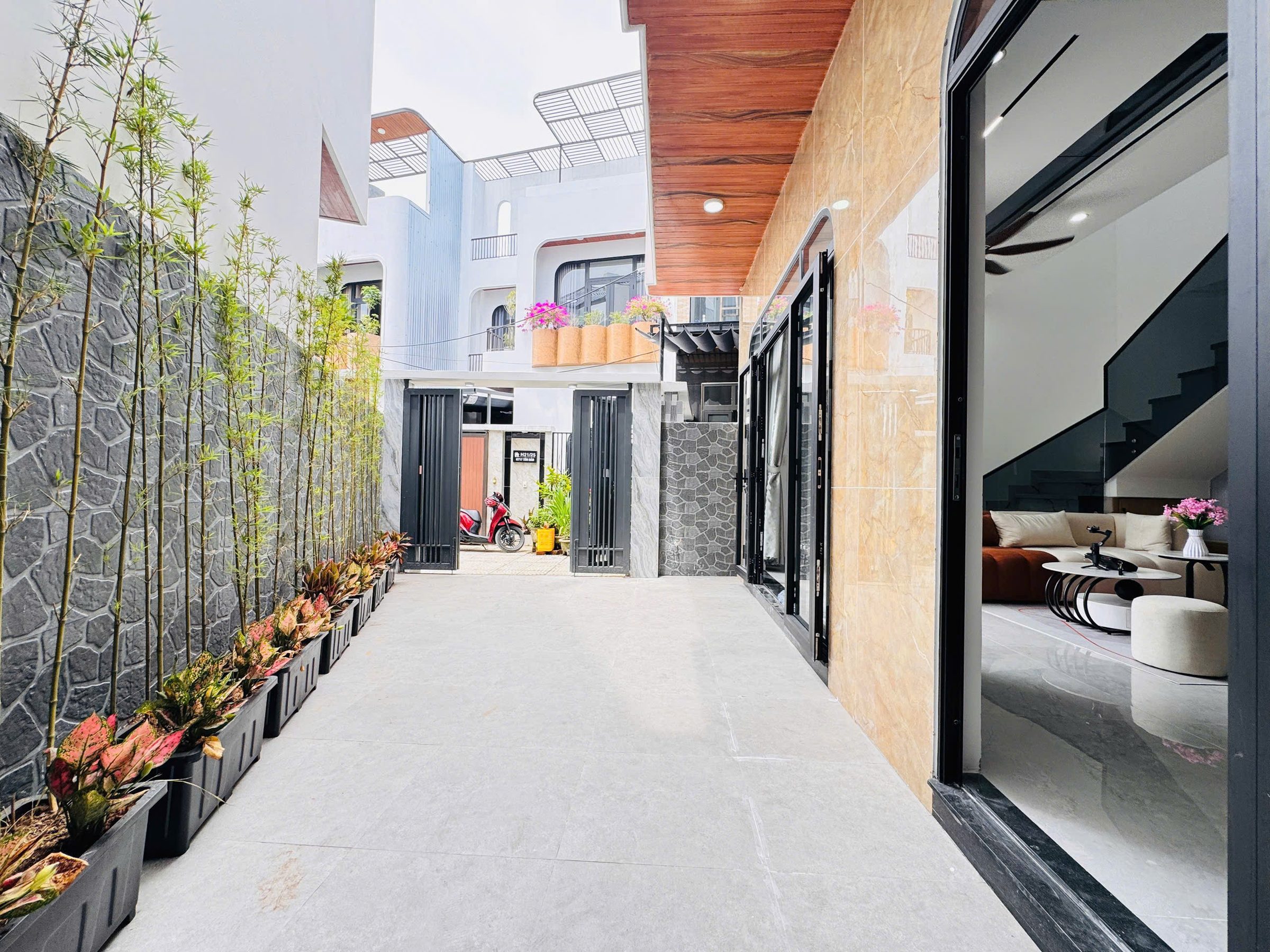 Bán nhà 2 tầng 2mê xây mới hoàn toàn kiệt oto 717 Tôn Đản