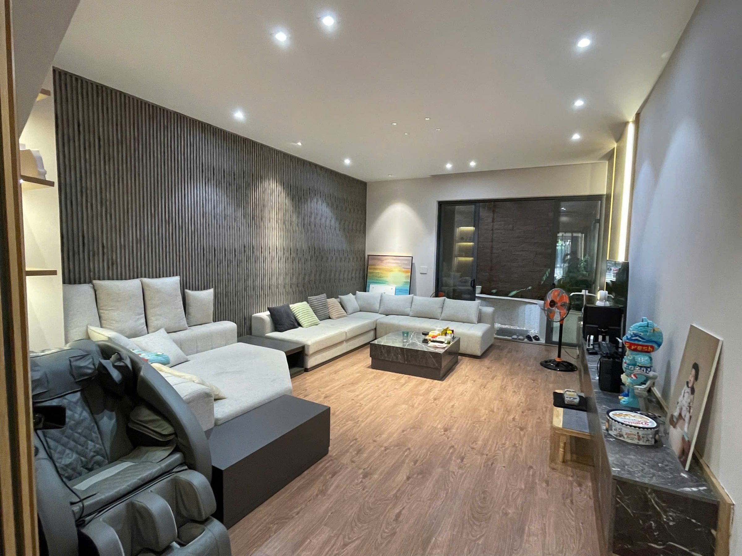 NHÀ 3 TẦNG ĐẸP CÓ THANG MÁY, NẰM NGAY TRUNG TÂM KHU HÀNH CHÍNH DĨ AN BÌNH DƯƠNG.KINH DANH TỐT DT 127M2 : 5 X 26! 4 PN ; 4WC...