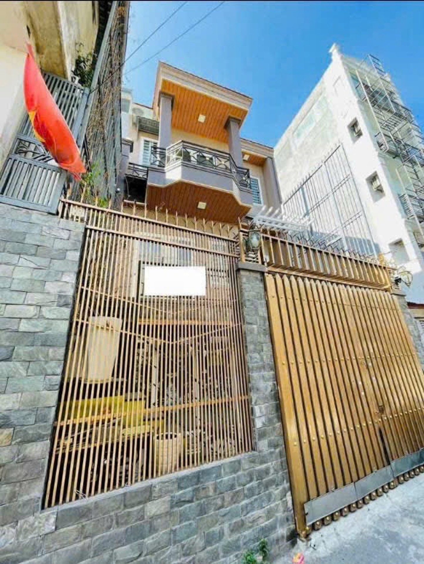 Nhà bán trần bá giao sổ hồng riêng ngang 6m
