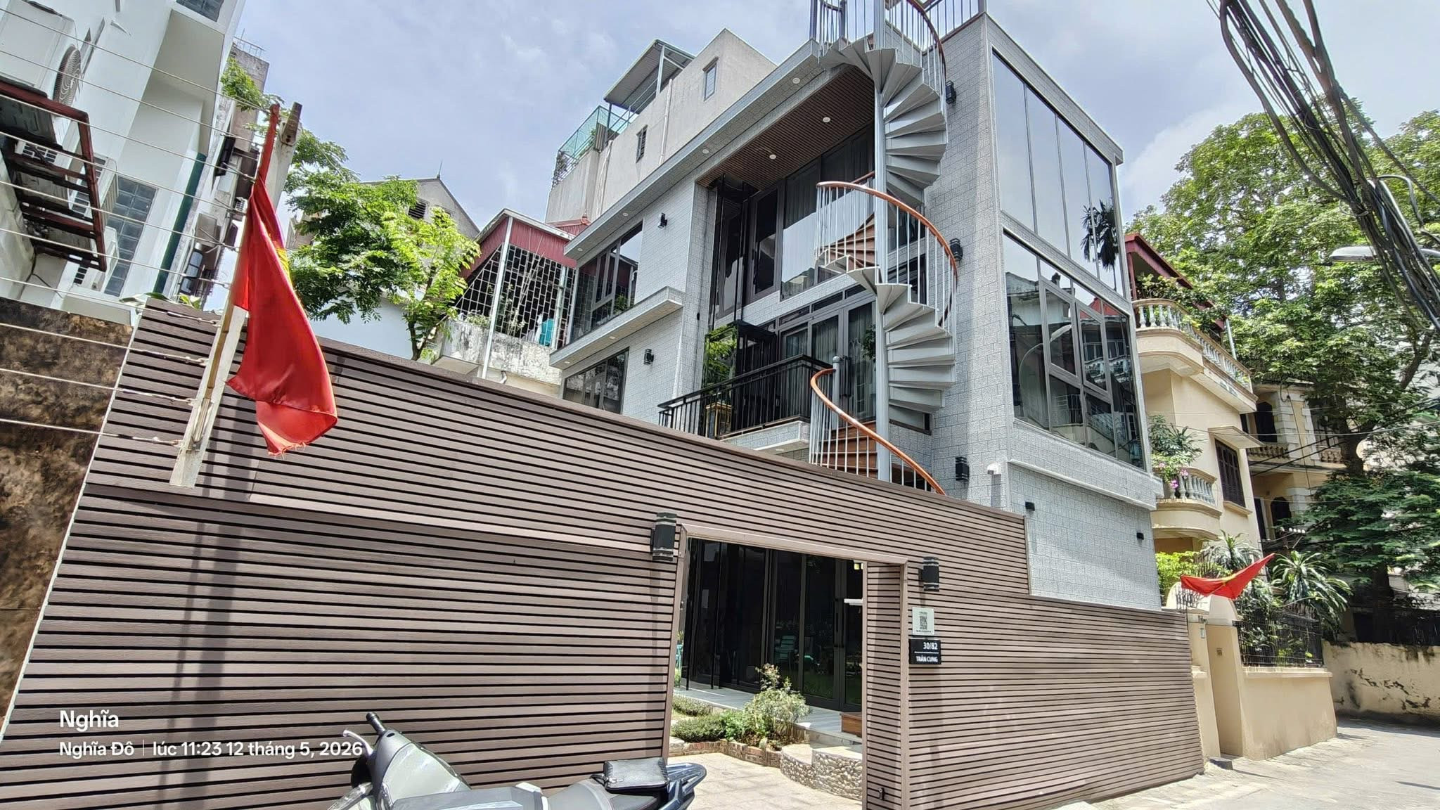 BÁN NHÀ LÔ GÓC 3 MẶT THOÁNG TRẦN CUNG – 96M² – THANG MÁY – Ô TÔ 16 CHỖ – SÂN VƯỜN, BỂ CÁ KOI – 41 TỶ – CẦU GIẤY