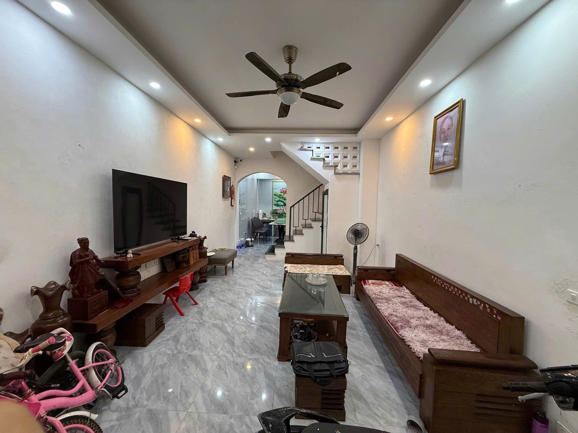 CỰC HIẾM! Nguyễn Văn Huyên gần 50m2, chỉ 11.x tỷ, 2 thoáng, sát CV Nghĩa Đô