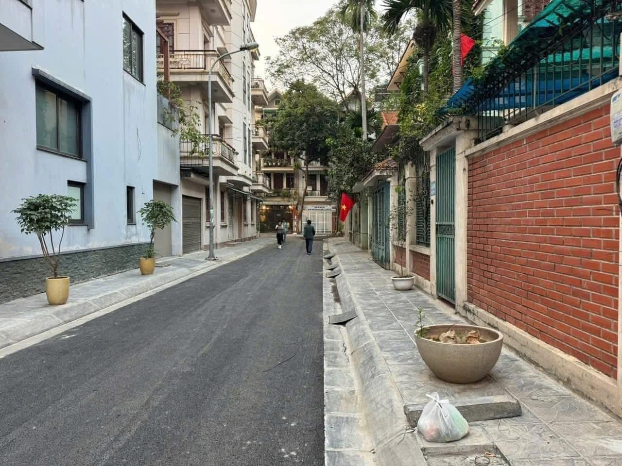 BÁN GẤP NHÀ LIỀN KỀ KĐT ĐỊNH CÔNG. 80M2 - 5 TẦNG. GARA Ô TÔ.