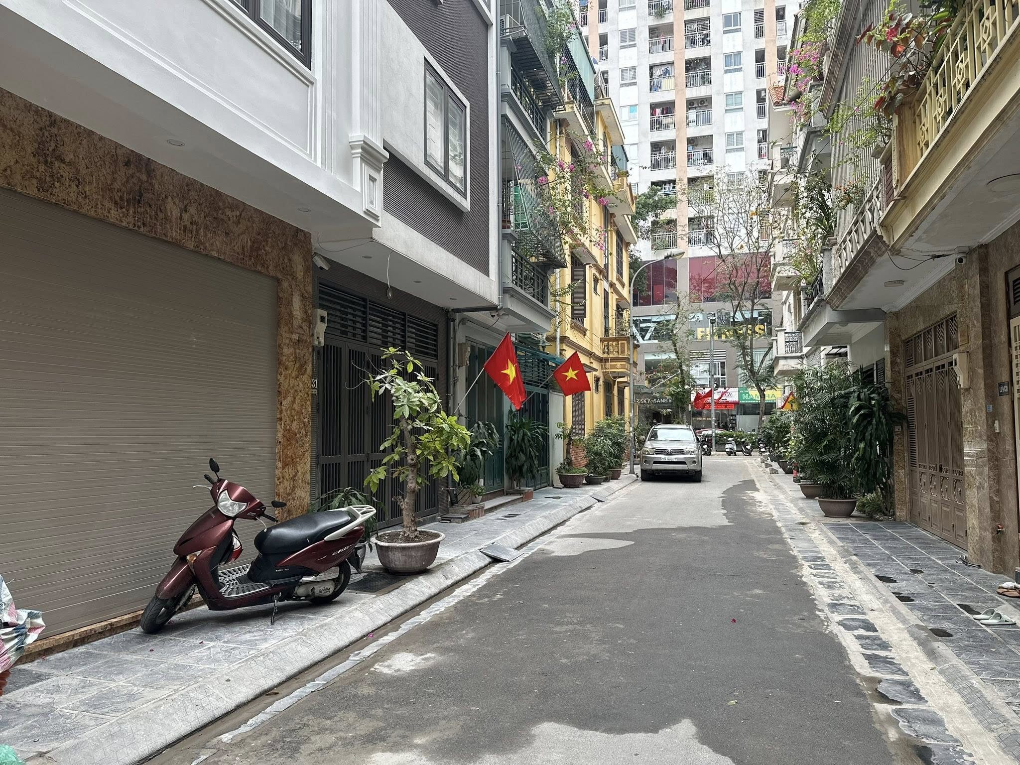 BÁN NHÀ LIỀN KỀ KĐT ĐỊNH CÔNG. 80M2 - 5 TẦNG. GARA Ô TÔ.
