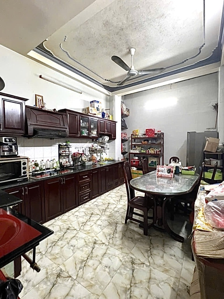 HẺM Ô TÔ – TRẦN HƯNG ĐẠO, Q.5
🏠 Nhà 4 TẦNG BTCT – Vào ở ngay

📍 Trần Hưng Đạo, P.11, Q.5
📐 Ngang 3.7m – dài 14.5m (~53m²)
🏗 Kết cấu: 1 trệt 3 lầu (4 tầng BTCT)
🚘 Hẻm ô tô, khu dân cư hiện hữu

📕 Pháp lý rõ ràng – công chứng ngay
💰 Giá: 10.8 tỷ (t