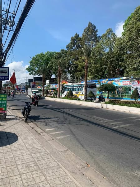 Vợ chồng tôi có miếng đất rộng ở tuyến 2 đường  Trần Hưng Đạo cần bán gấp lấy tiền cho con đi du học
