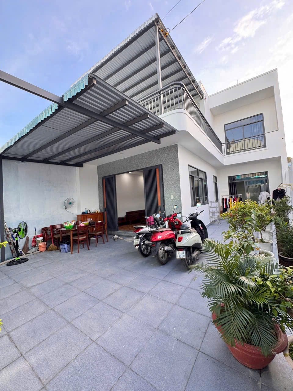 Nhà mới rộng đẹp hẻm Trần Phú - Vĩnh Nguyên - Nha Trang 
- Diện tích: 142,8m2 ngang 7m nở hậu 9m. Hiện hẻm 2,4m sau QH đường 3m
- Nhà 2 Tầng: 3PN, 3WC, phòng khách, phòng bếp, sân để xe rộng thoáng, sân thượng....