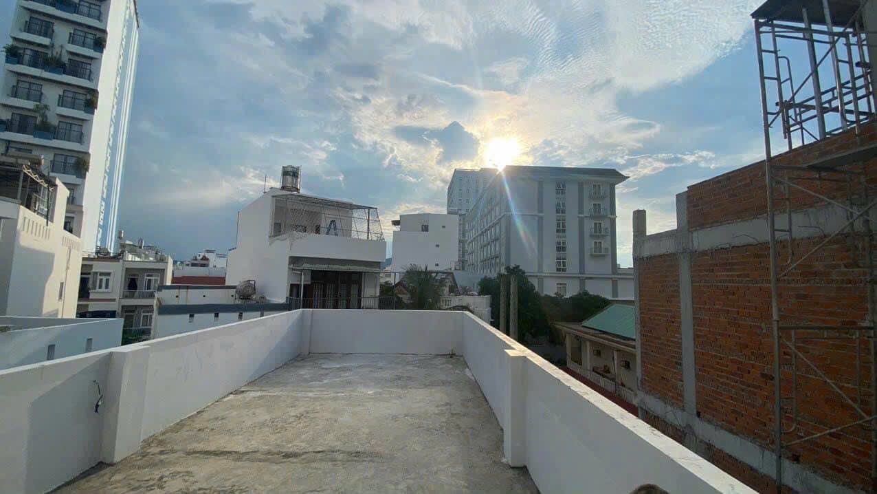 BÁN NHÀ 3 TẦNG – HẺM Ô TÔ ĐƯỜNG TRẦN PHÚ, NHA TRANG
💥 Ngay vòng xoay Hoàng Diệu – cách biển 100m
 • 📐 Diện tích: 84,7m² (ngang 4m)