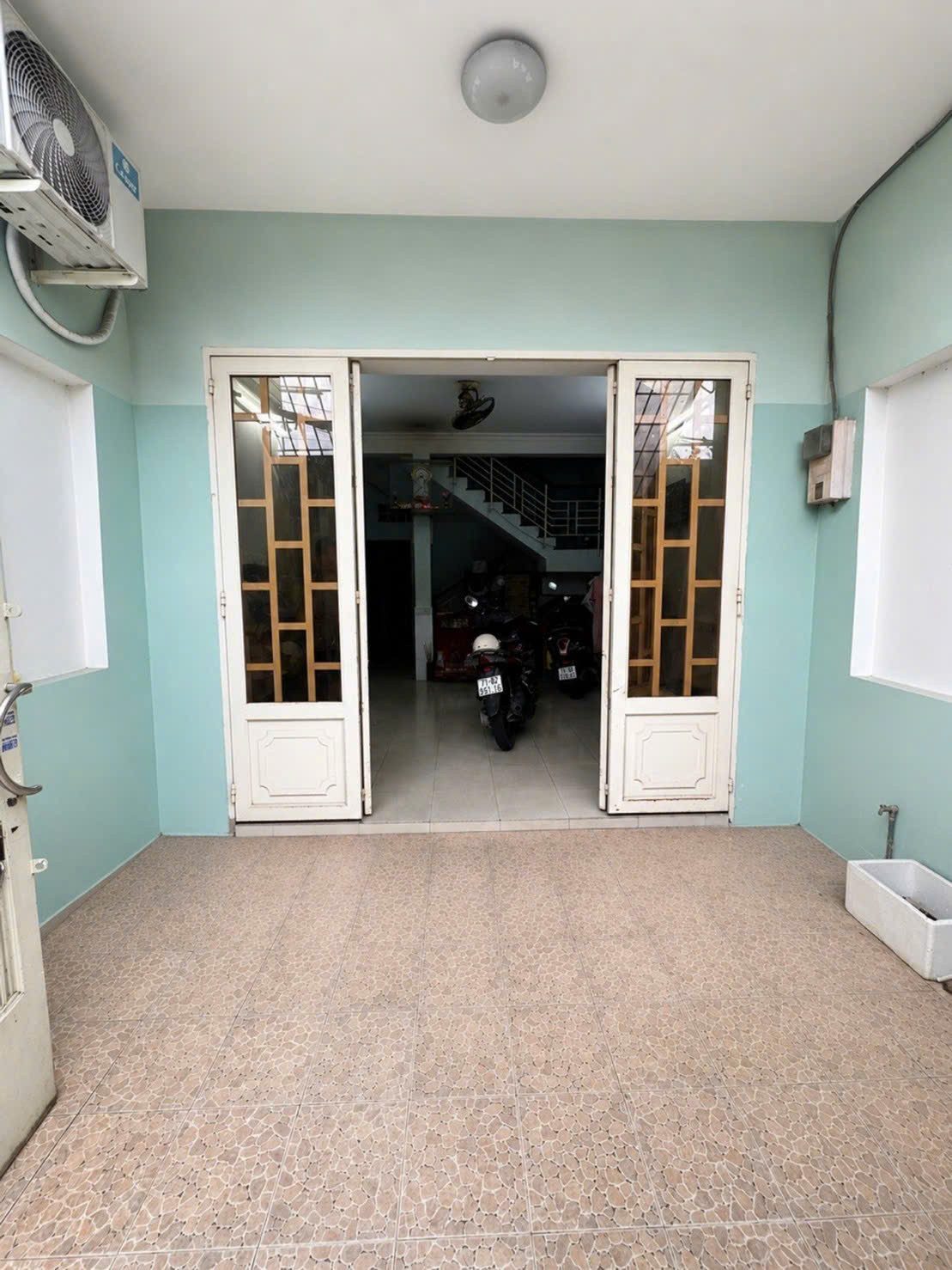 Nhà riêng tại 165/8, Đường Trần Quang Cơ, Phường Phú Thạnh, Hồ Chí Minh - Quận Tân Phú, Hồ Chí Minh cũ có diện tích 74,5m², thiết kế 2 tầng với 4 phòng ngủ và 3 phòng tắm. Đặc biệt, nhà hướng Đông, tạo không gian phong thủy tốt cho gia chủ.
