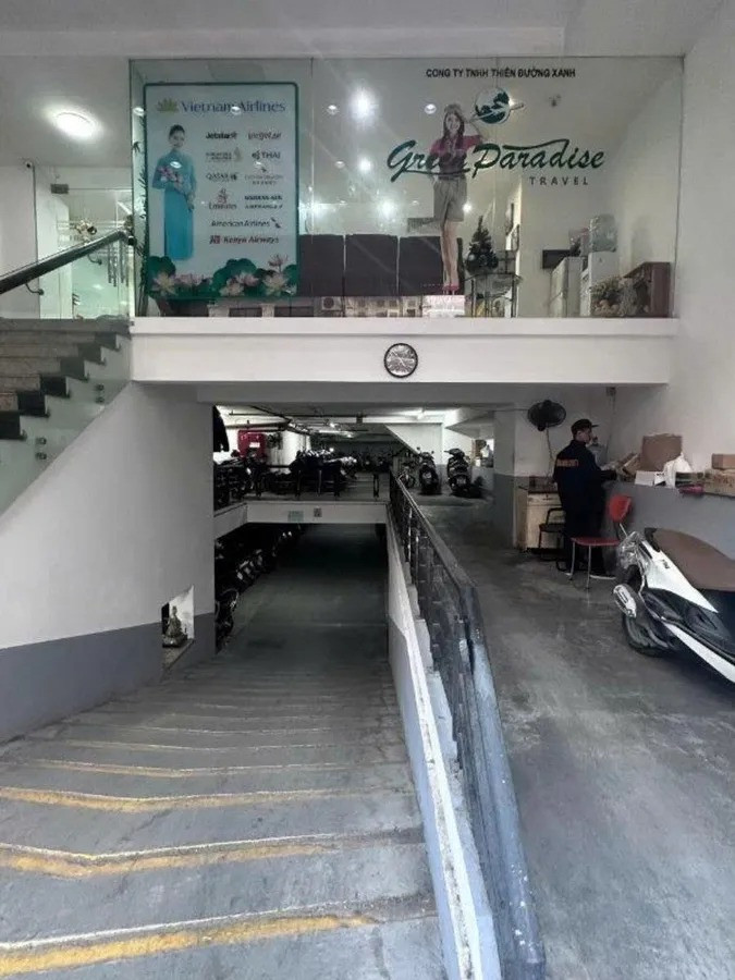 BÁN TÒA NHÀ VĂN PHÒNG Trần Quốc Toản   - HOÀN KIẾM – DIỆN TÍCH 250 M2  , XÂY 11 TẦNG , MẶT TIỀN 8M – GIÁ CHÀO  250 tỷ  Mô tả:  + MẶT PHỐ VIP HOÀN KIẾM - Ô TÔ 2 CHIỀU - VỈA HÈ - KINH DOANH ĐẲNG CẤP - SỔ HOA HẬU