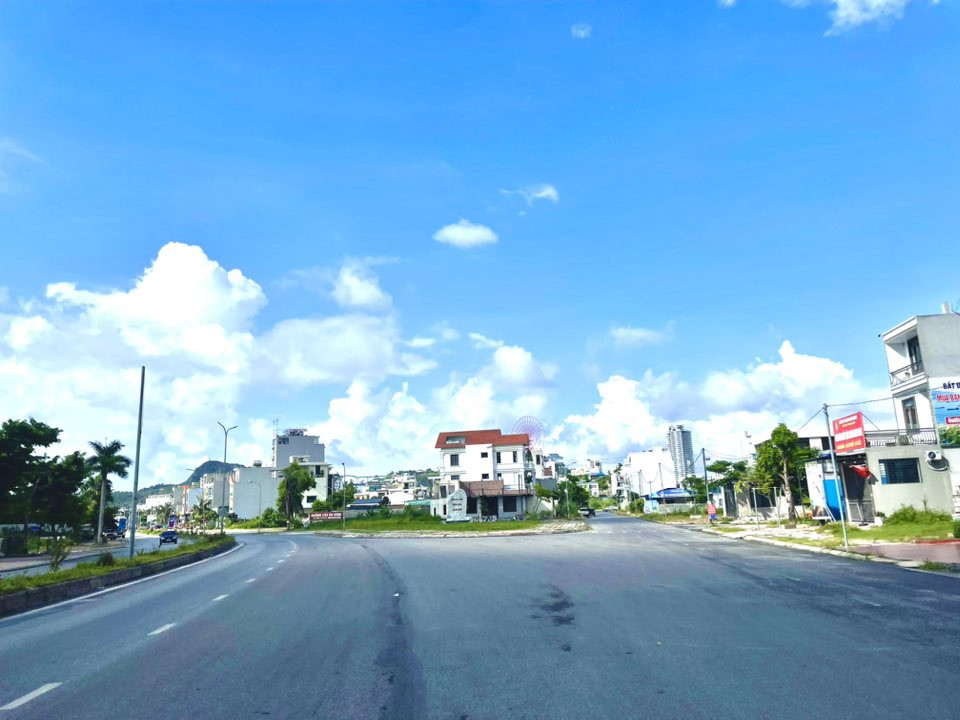 BÁN ĐẤT 300m TRẦN THÁI TÔNG  BÁM ĐƯỜNG BAO BIỂN