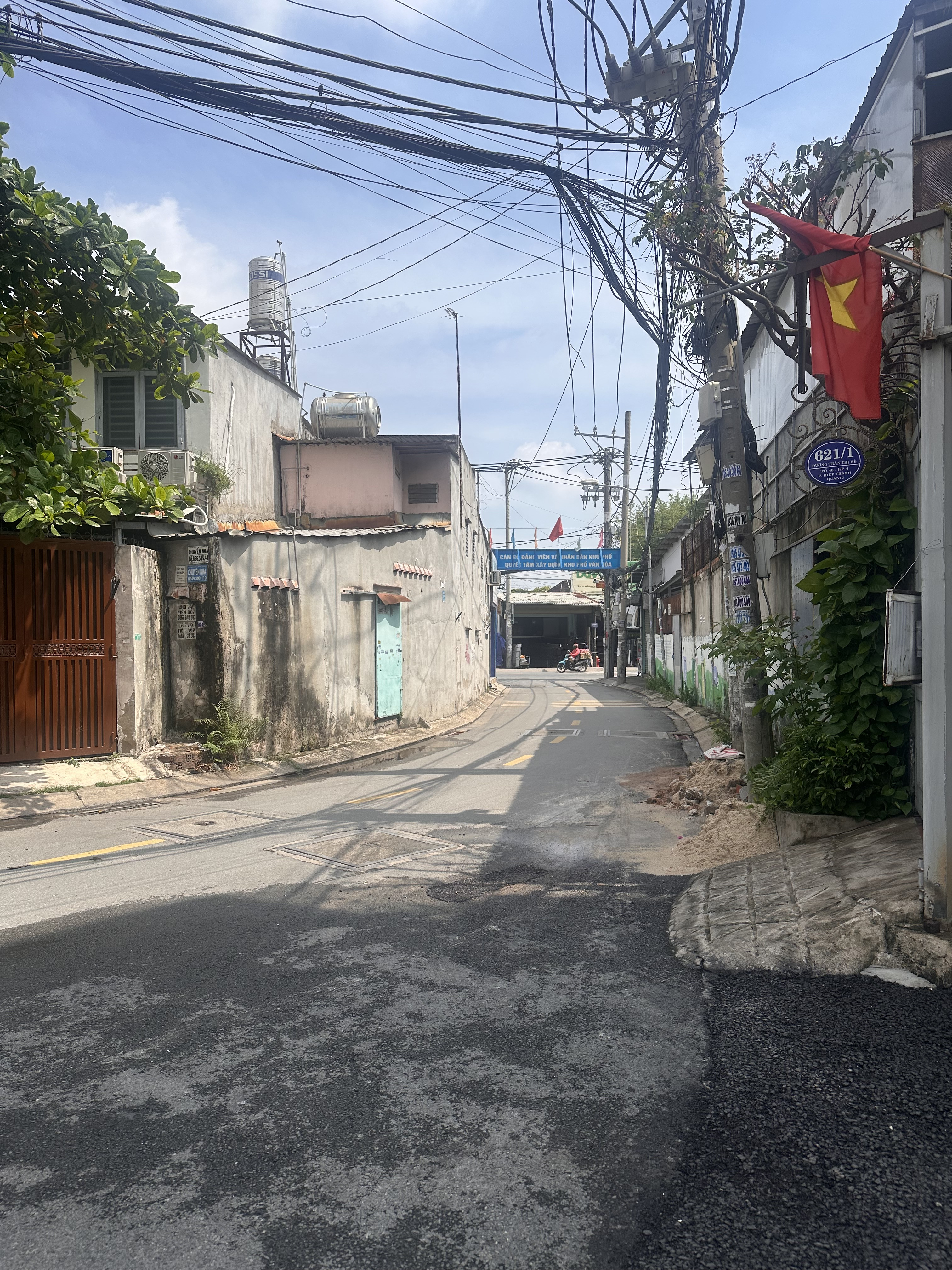 CHO THUÊ KHO XƯỞNG QUẬN 12 (Đầu đường Trần Thị Hè Quẹo Vô 60m)
Tổng diện tích: 205m2 ( Mặt tiền 13m, hình chữ L, Hậu 7m, 3m )
Giá cho thuê: 18 triệu/tháng 
Cho thuê dài hạn 
Liên hệ: 0937057237 (Chính Chủ)
