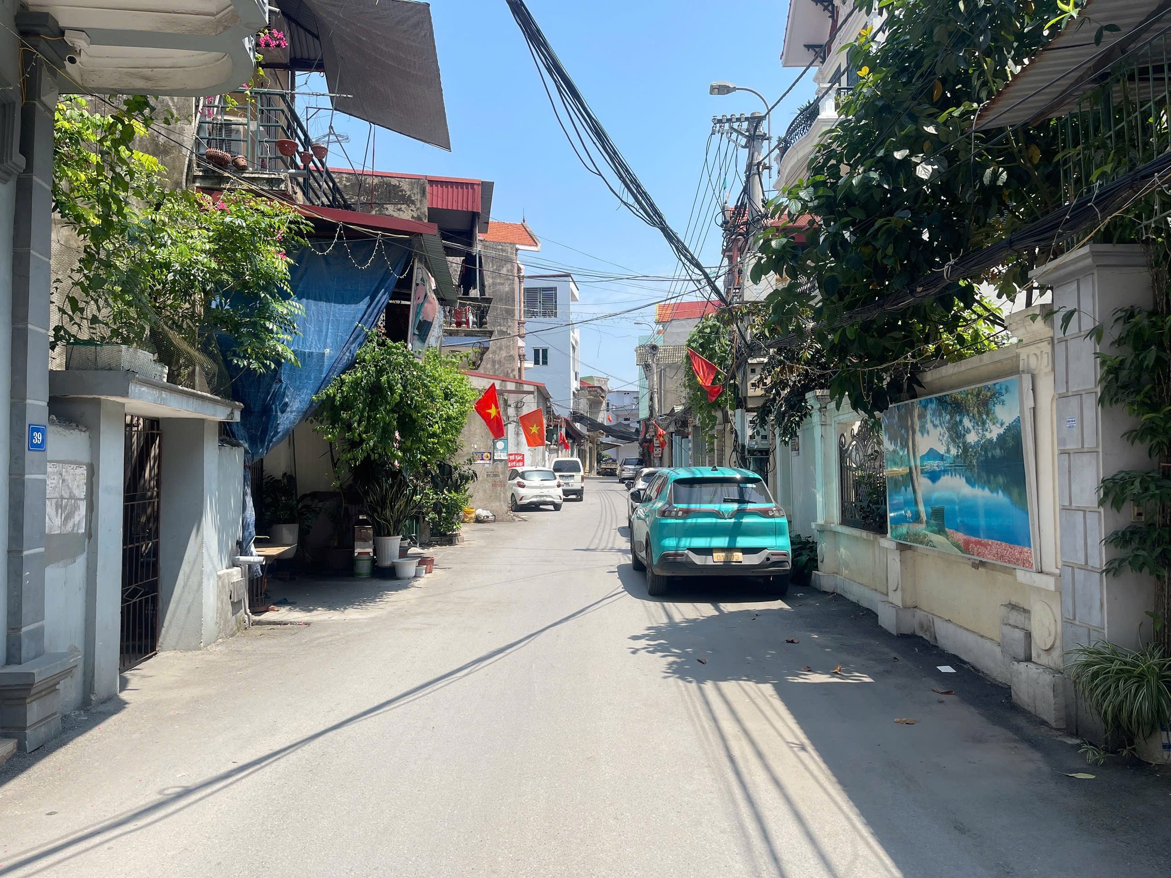 Bán đất tặng nhà cấp 4 mặt đường trần xuân soạn khu 3 đại phúc ô tô tránh nhau vi vu. Diện tích 92.7m mặt tiền 5m hướng đông bắc. Phường võ cường tỉnh bắc ninh