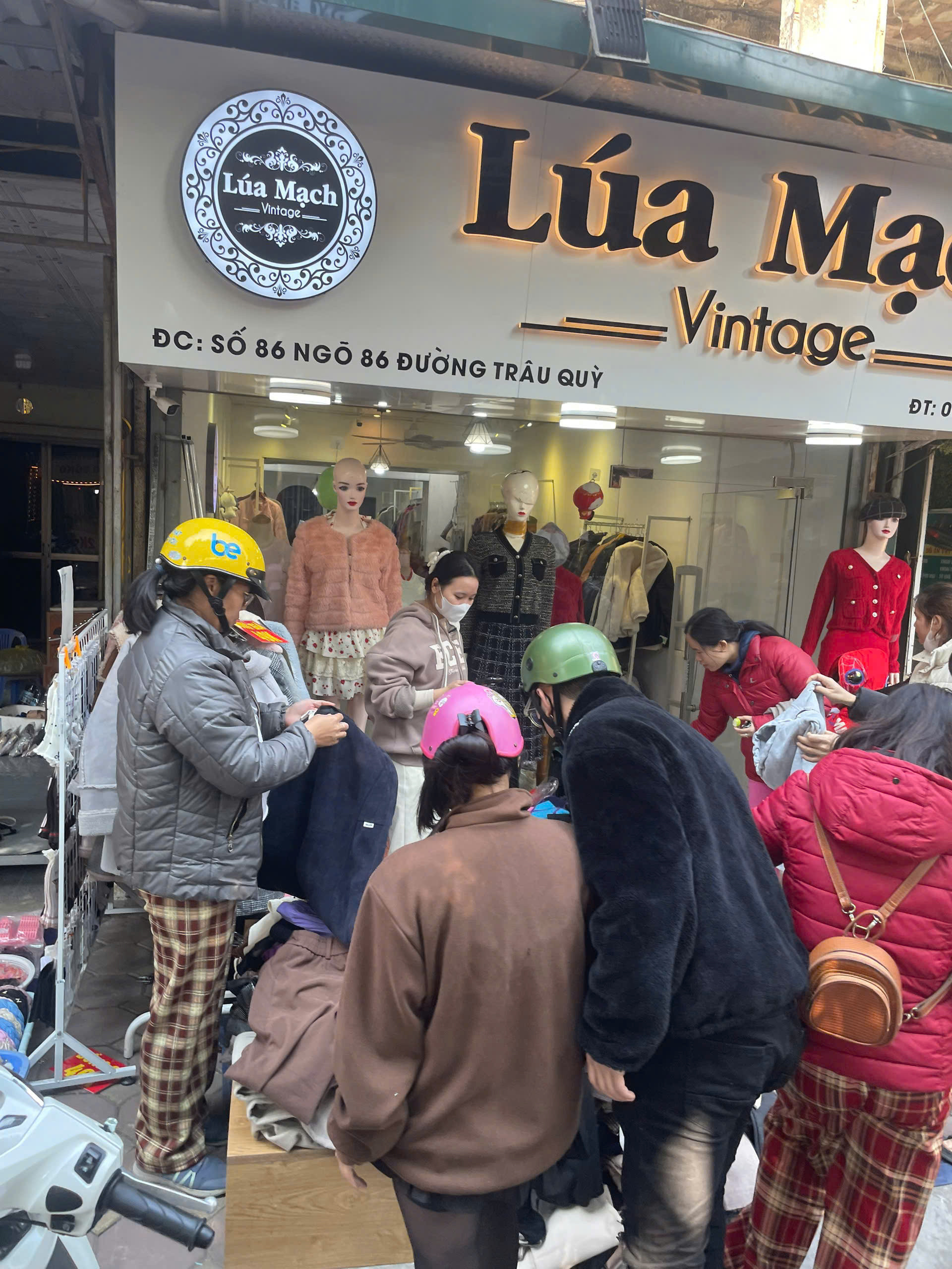 SANG NHƯỢNG SHOP QUẦN ÁO - TRÂU QUỲ, GIA LÂM Vị trí đắc địa: gần trường học, khu dân cư đông đúc, nhiều sinh viên