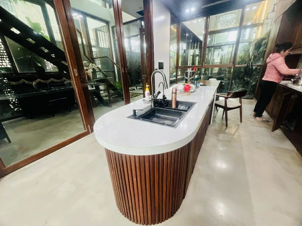NHÀ TRUNG KÍNH TO, CẦU GIẤY 83m * 7 TẦNG, Ô TÔ TRÁNH VỈA HÈ, SETUP SẴN VÀO LÀM VIỆC NGAY