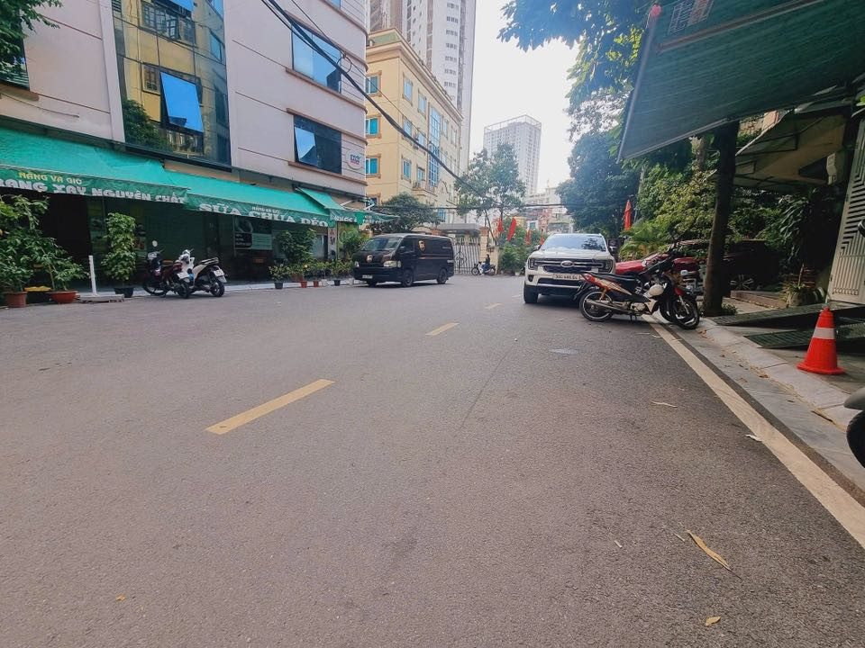 BÁN NHÀ ĐƯỜNG TRUNG KÍNH. 5 TẦNG. LÔ GÓC. KINH DOANH. Ô TÔ ĐỖ CỬA.