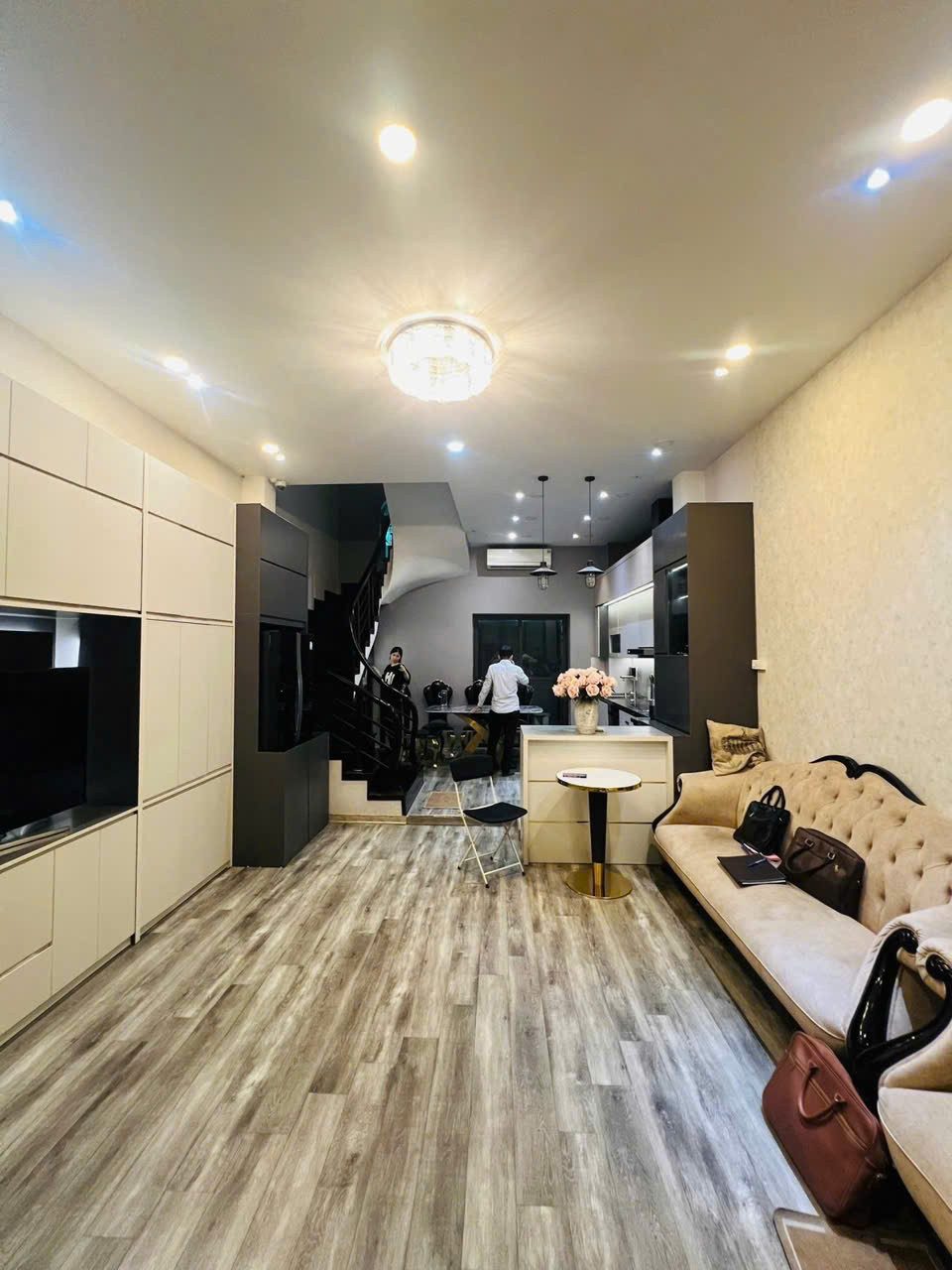 Trung Kính, 50m2-21 tỷ, mt 5m, nhà 5 tầng, trươc nhà 5m, oto tránh xe máy, đánh vào nhà, sổ nở hậu 6 phân, kinh doanh hay ở đều được, ko qh