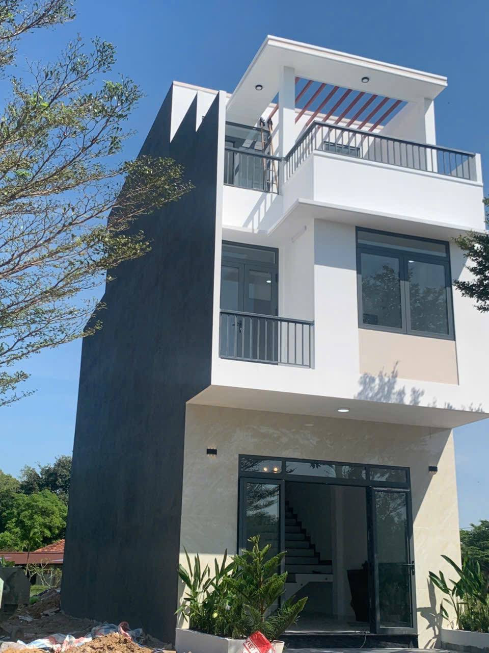 Cần bán căn nhà ngay trung tâm , 120m2 , có sổ sẵn , giá 1ty850