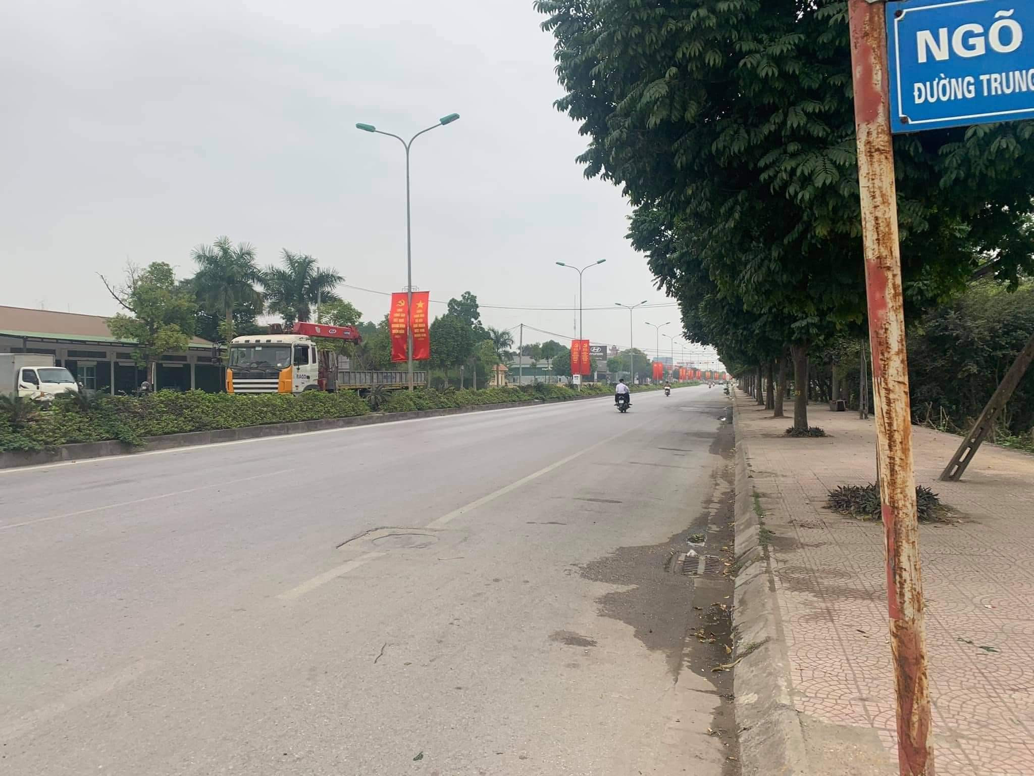 Gia đình cần bán gấp lô đất siêu đẹp tại mặt phố Tùng Thiện Quốc lộ 21A, phường Sơn Lộc, TX Sơn Tây