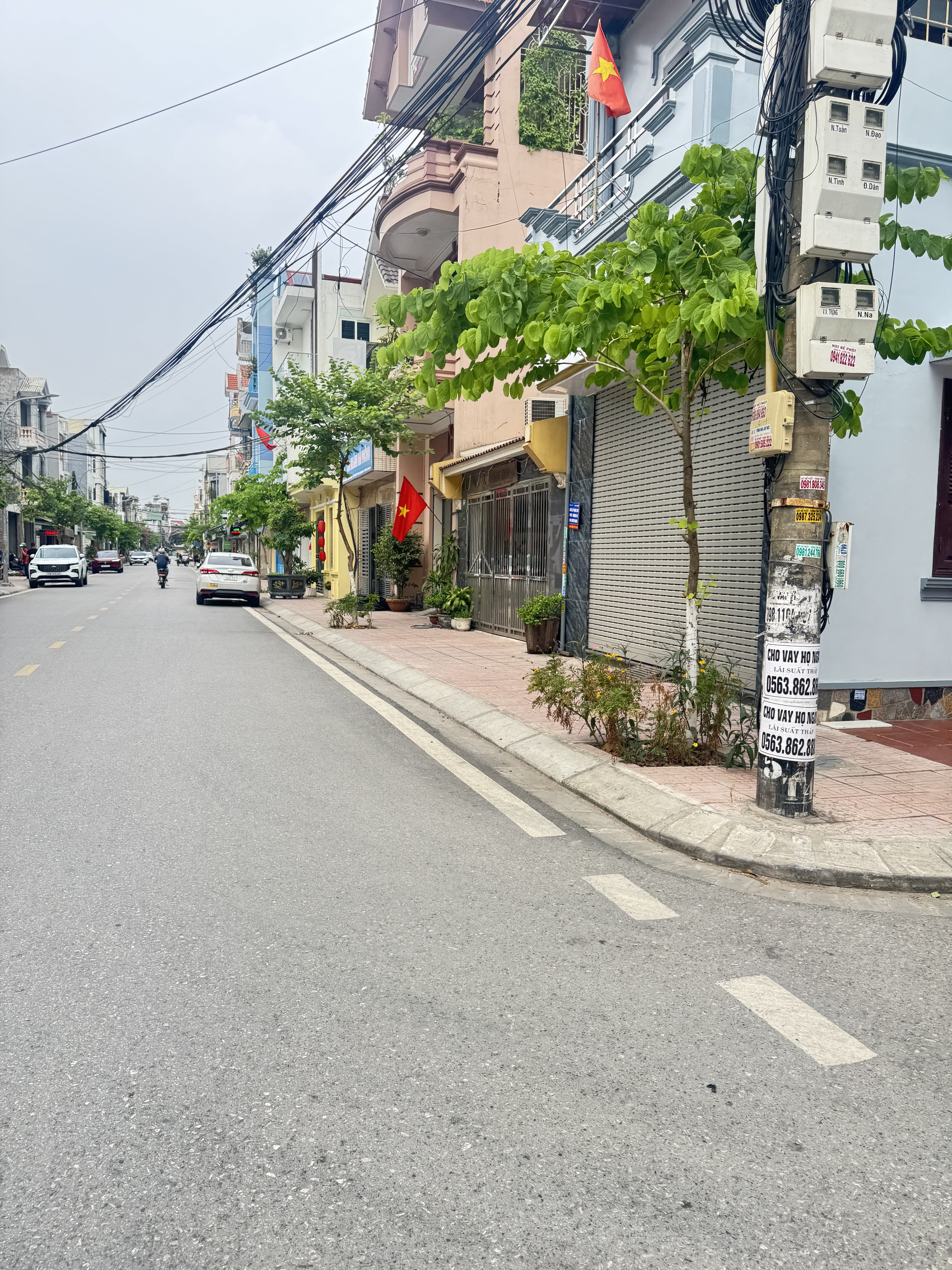 💎 TRƯỜNG CHINH KIẾN AN - 99.5M2 NỞ HẬU - 3 TẦNG - 10.8 TỶ 💎
CƠ HỘI SỞ HỮU MẶT PHỐ VÀNG CHÂN CẦU NIỆM:
Trường Chinh - Lãm Hà, Kiến An. Khu KD sầm uất 24/7
DT: 99.5M2 - MT 4m  - NỞ HẬU - Vỉa hè 3M
ĐƯỜNG 4 Ô TÔ >11M  dân cư đông đúc
DÒNG TIỀN SẴN: T1 đa