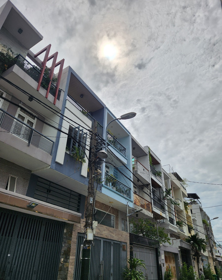 * HOT GIẢM GIÁ* HẺM xe ô tô đường Nguyễn Văn Quá, gần Nhà Hàng Đông Phương, DT 4*17, 1 trệt 3 lầu, giá 6 đến 7 tỷ