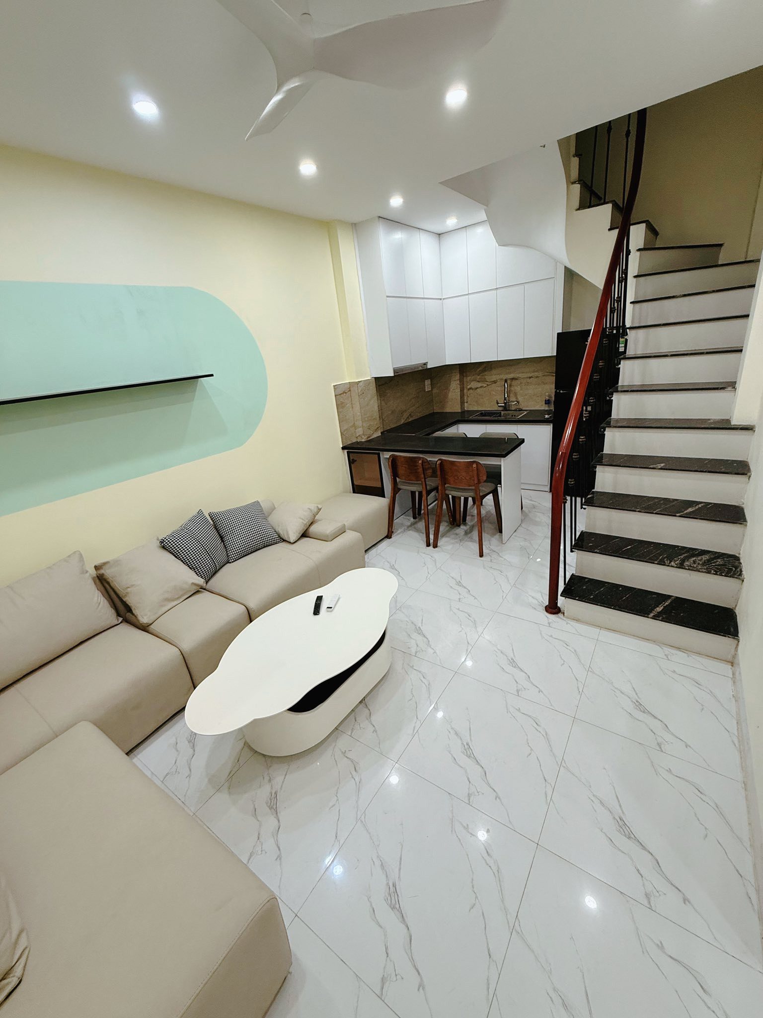 6.86 TỶ – HAI BÀ TRƯƠNG - TRƯƠNG ĐỊNH – 31M2 *  NHÀ 5 TẦNG CÓ SÂN CỔNG RIÊNG – 038.248.7733