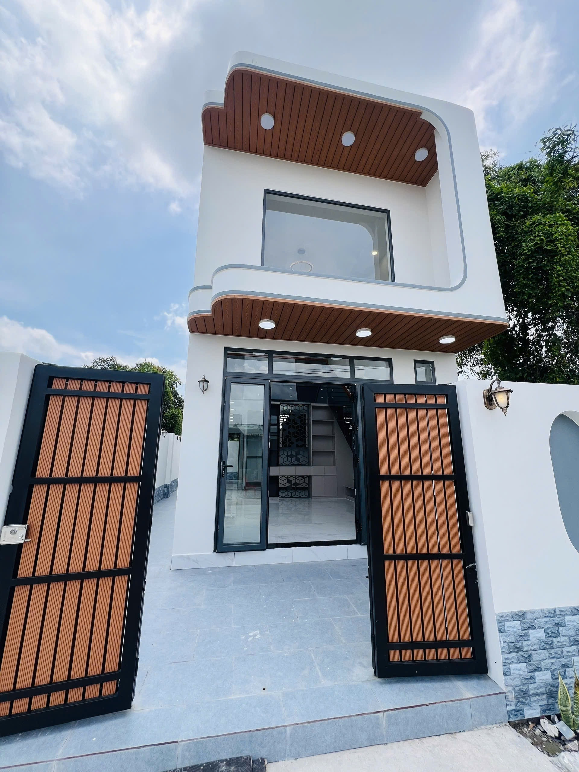 Nhà phố hoàn thiện - sau lưng chợ Cần Đước