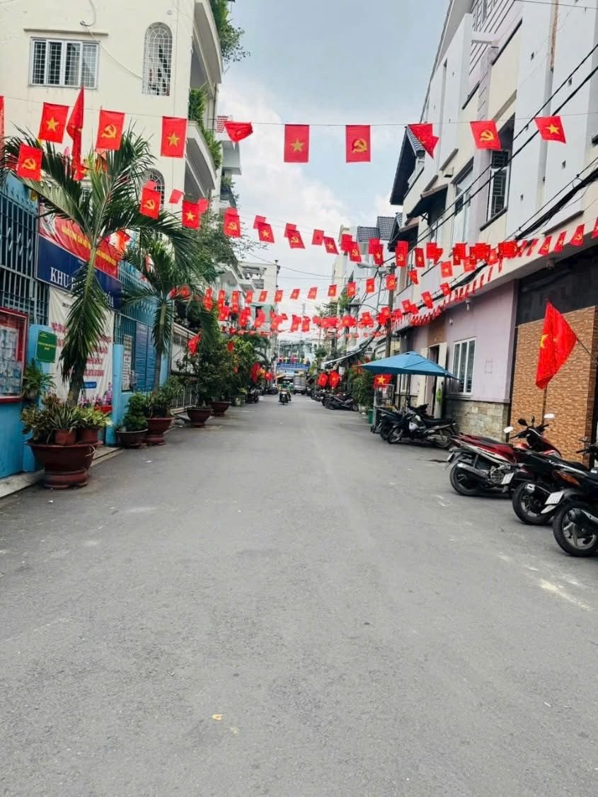 Chủ cần tiền bán gấp nhà ở Trường Sa, phường 14 Quận 3. Giá 3,4 tỷ. Diện tích: 45,6m2. SHR- HXH