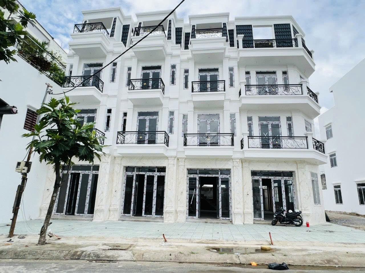 NHÀ ĐẸP CAO CẤP FULL NỘI THẤT HẺM XE HƠI TRƯƠNG THỊ HOA Q12.  CHỈ 6,5 TỶ