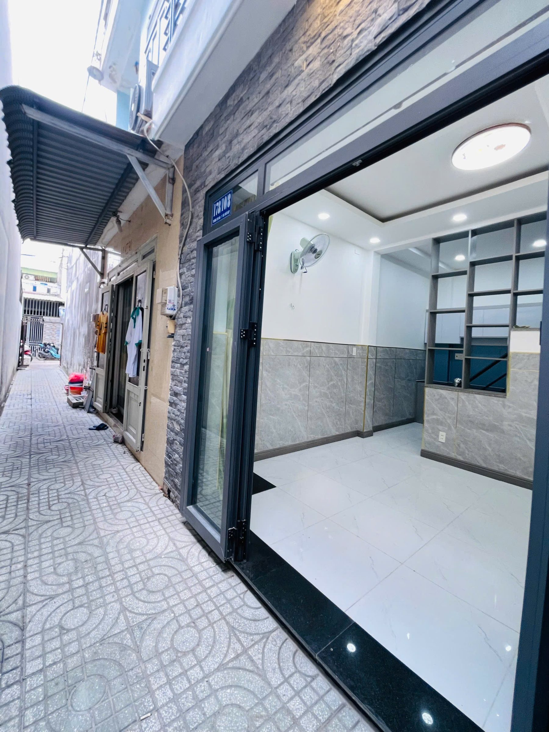 Nhà 2 lầu / ngắn Trương Thị Hoa gần siêu thị Metro, có 2PN 3WC, ban công, sân phơi. Giá 1,798 tỷ (TL mạnh)