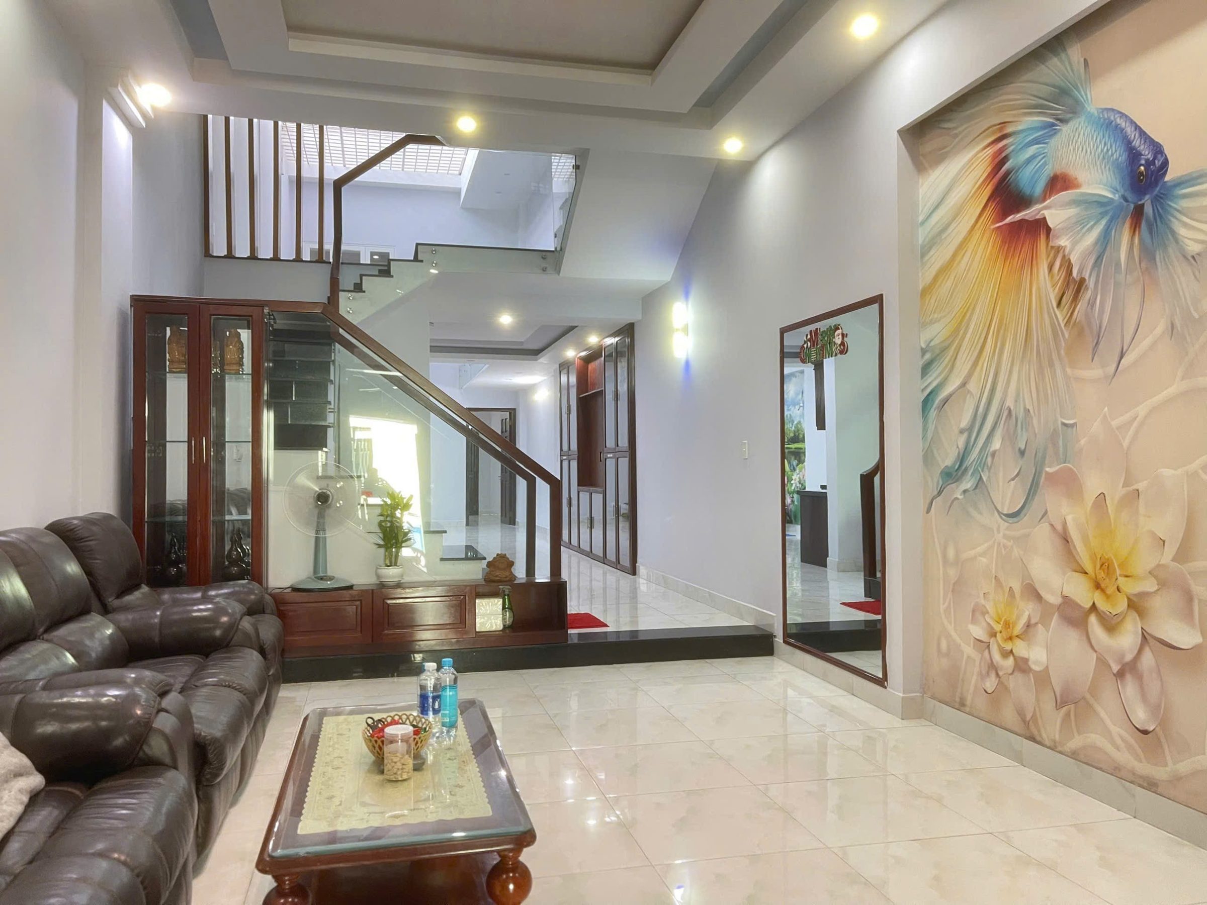 NHÀ 3 TẦNG SANG TRỌNG ĐẸP NẰM NGAY TRUNG TÂM HIỆP PHÚ QUẬN 9 DT :120M2;