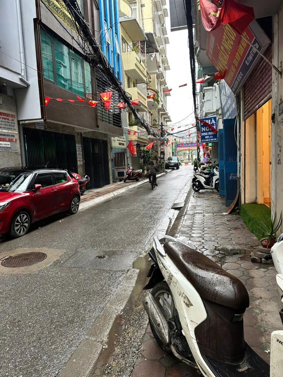 Cho thuê nhà trong ngõ Văn Cao- ngõ rộng ô tô tránh- Cách mặt đường Văn Cao 40m 35mx4 tầng 13tr/1 tháng