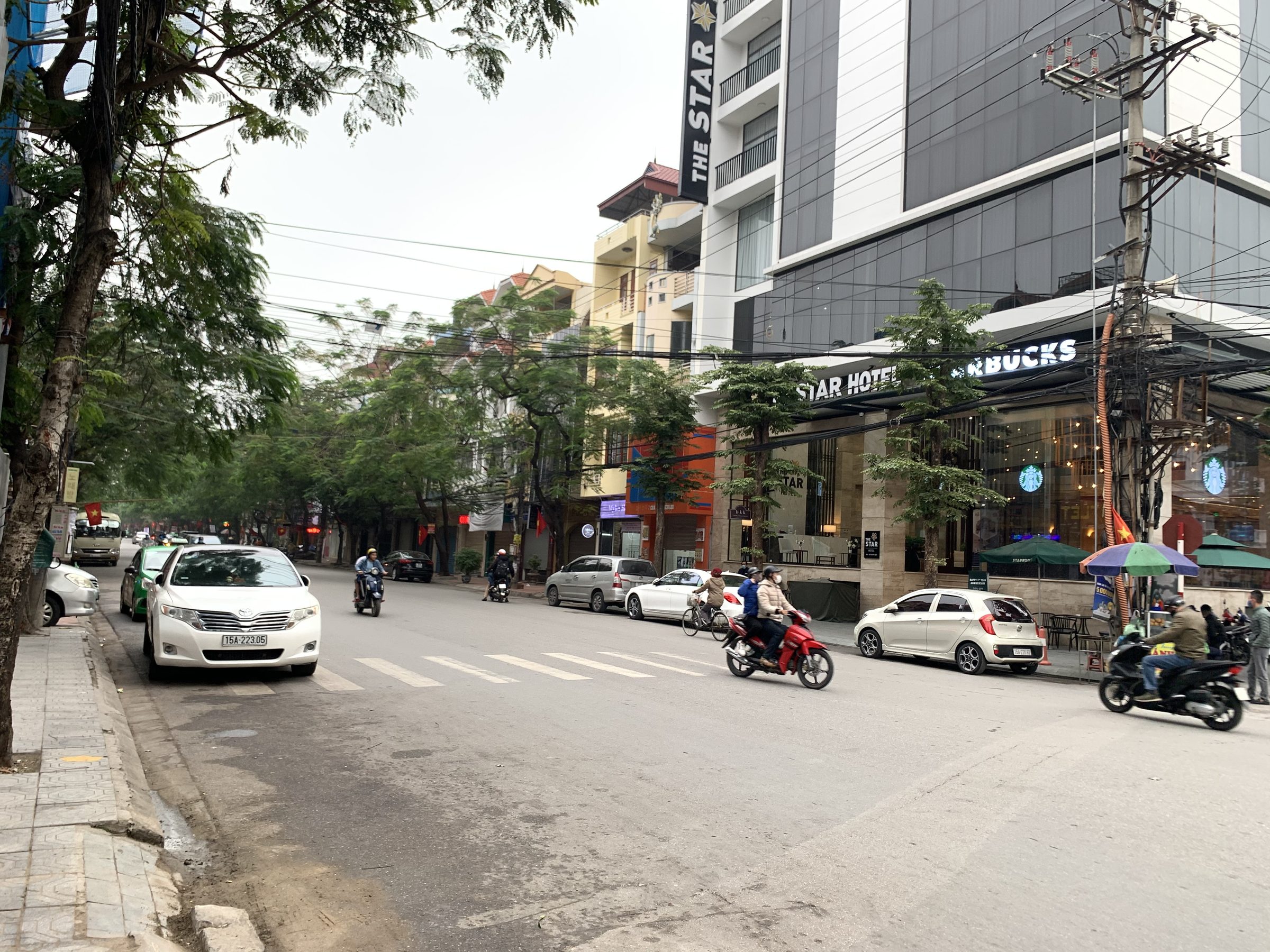 Cho thuê nhà MT: 4,5m DT: 90m2 phố Văn Cao vỉa hè rộng, dễ nhận diện