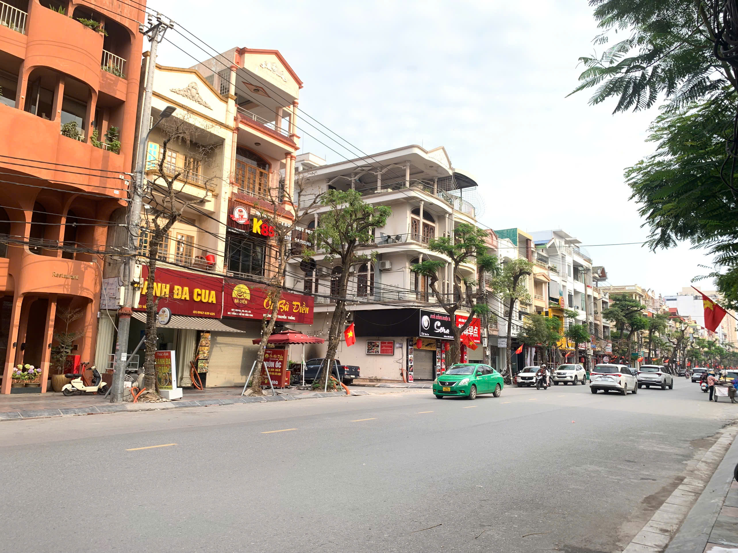 Cho thuê nhà MT: 4,5m DT: 90m2 phố Văn Cao vỉa hè rộng, dễ nhận diện