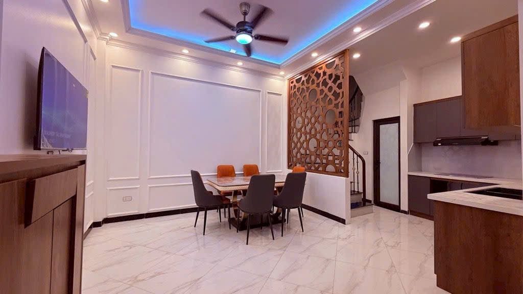 NHÀ 5 TẦNG 32 m² MT5m MỚI ĐẸP- 30m Ô TÔ ĐỖ NGÀY ĐÊM- NGAY SÁT HỒ TÂY- VĂN CAO