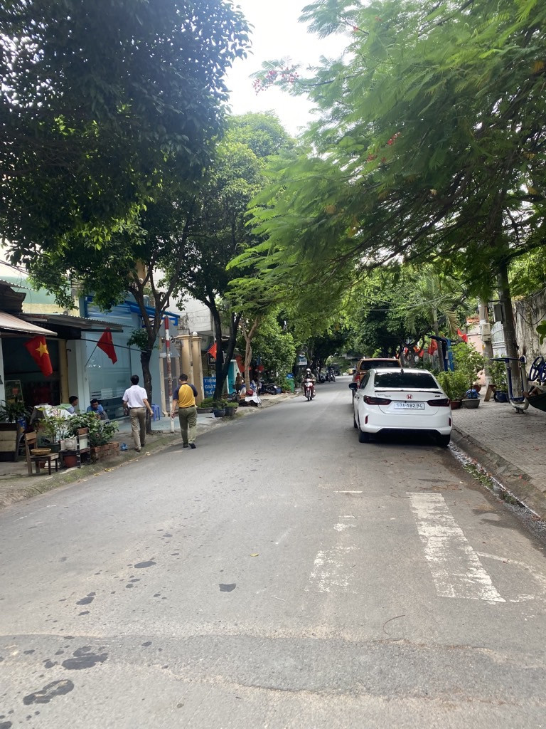 TÒA NHÀ CHDV NGAY GẦN GA T3, SÂN BAY TÂN SƠN NHẤT, HOÀNG HOA THÁM, 135 M2, ngang 6,5M