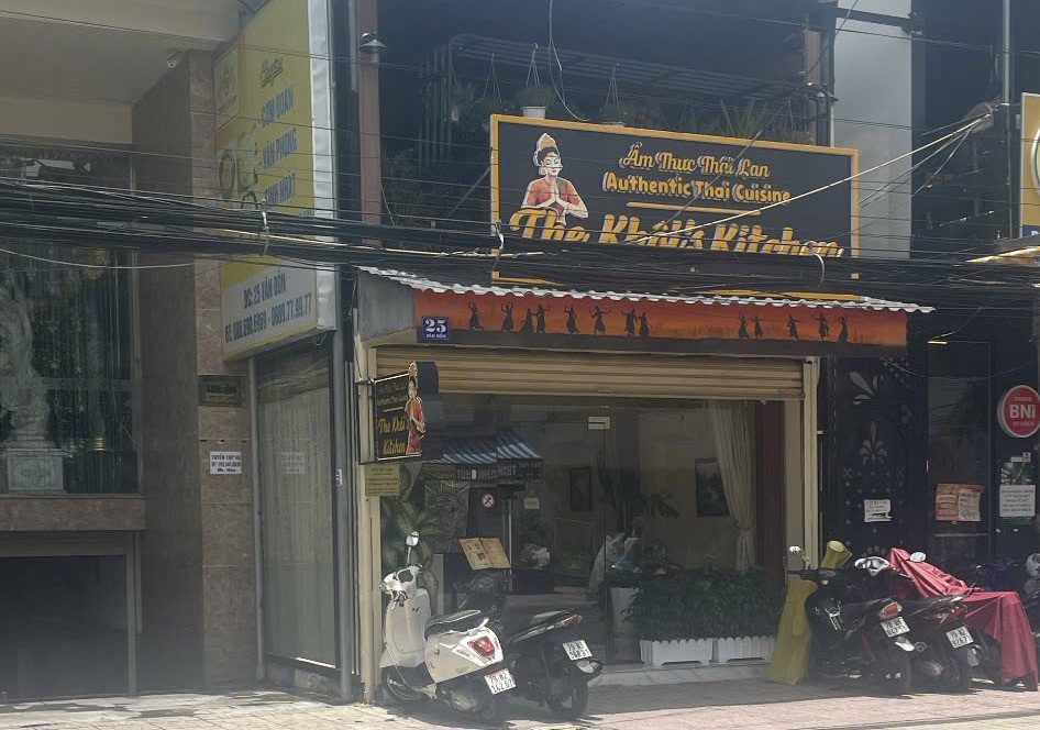 BÁN ĐẤT TẶNG NHÀ – MẶT TIỀN VÂN ĐỒN, NHA TRANG 🔥
 • 📐 Diện tích: 161,2m² (tặng nhà cấp 4 hoàn công 73,2m²)
 • 🧭 Hướng: Bắc lệch Tây nhẹ
 • 📍 Mặt tiền đường Vân Đồn, khu kinh doanh sầm uất, sát karaoke – nhà hàng

💰 Giá bán: 130 triệu/m²
➡️ Tổng giá: