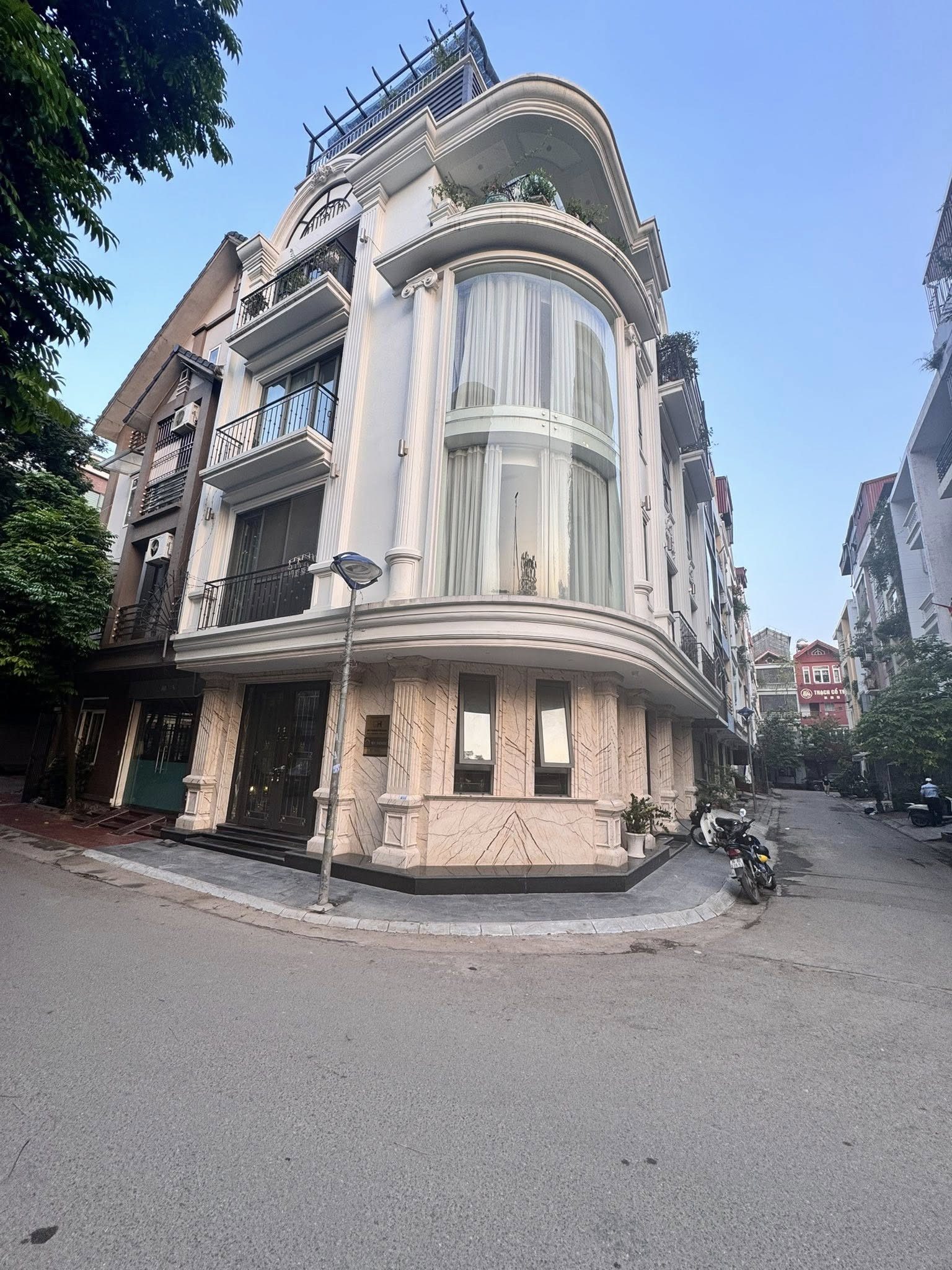 BÁN NHÀ LIỀN KỀ KĐT VĂN QUÁN. 6 TẦNG. THANG MÁY. LÔ GÓC. NỘI THẤT CAO VẤP