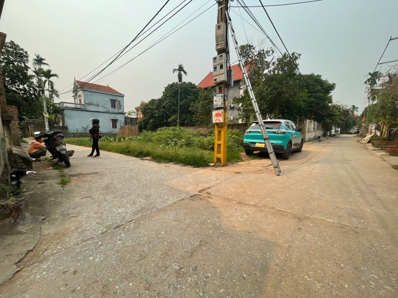 F0 Đông Ninh 
Đường thông tứ ngả chuẩn bị trải apphan 
Giáp dự án nghỉ dưỡng Trum 
Giáo nhà văn hóa , gần trường học các cấp .
Đầu tư cực kì tiềm năng 
Giá chỉ :1.x tỷ