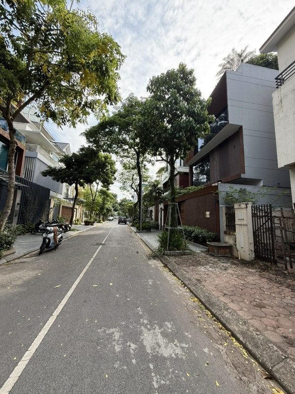 BÁN BIỆT THỰ VIỆT HƯNG 200M2- 3 TẦNG THÔ- MẶT TIỀN 10M- 75 TỶ