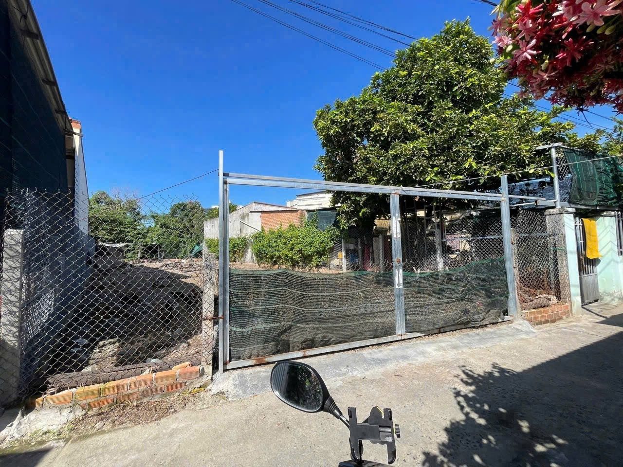 BÁN ĐẤT PHƯỜNG TÂY – TP. NHA TRANG 
Diện tích: 232,5m² (60m² đất ở đô thị + 172,5m² đất trồ ng cây lâu năm)
Vị trí: Khu vực Võ Cạnh Vĩnh Trung phường Tây, TP. Nha Trang