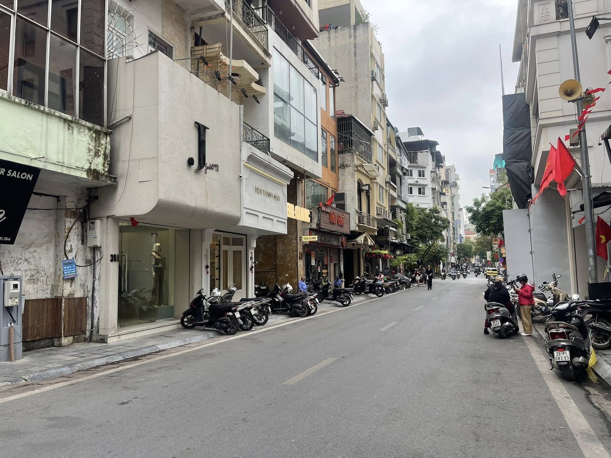 Bán tòa nhà mặt phố Võng Thị, Tây Hồ, 220m2 - 8 tầng, thang máy, mặt tiền 13m