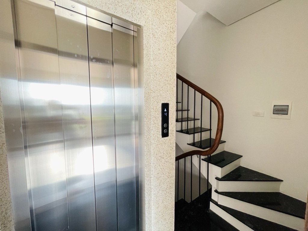 Bán nhà 45m² full thổ cư ngang 4m giá 13.5 tỷ tại Đường Vũ Đình Tụng Phường Long Biên