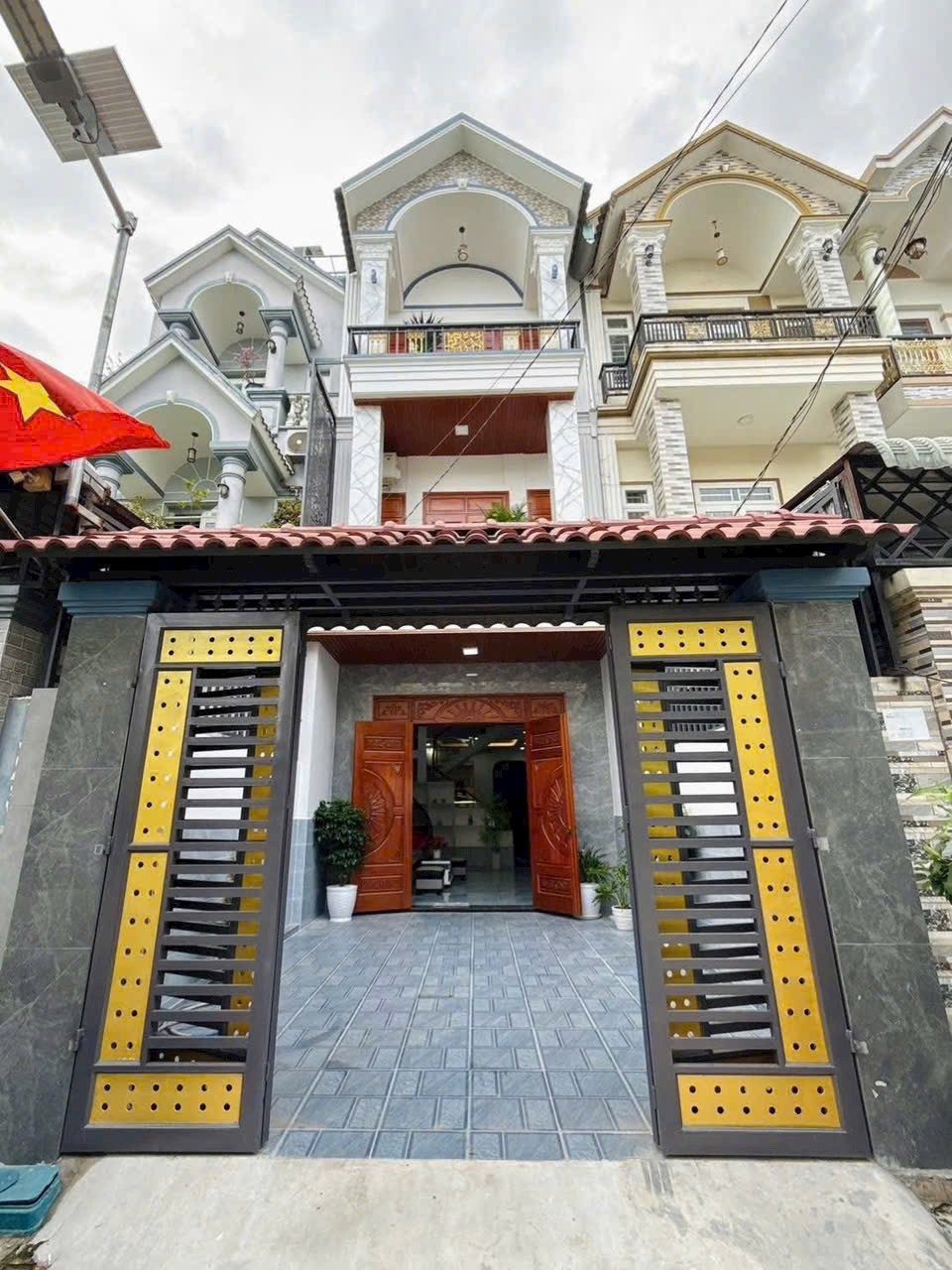 BÁN GẤP NHÀ DĨ AN GẦN CHỢ THÔNG DỤNG - SÂN XE HƠI 2 Lầu