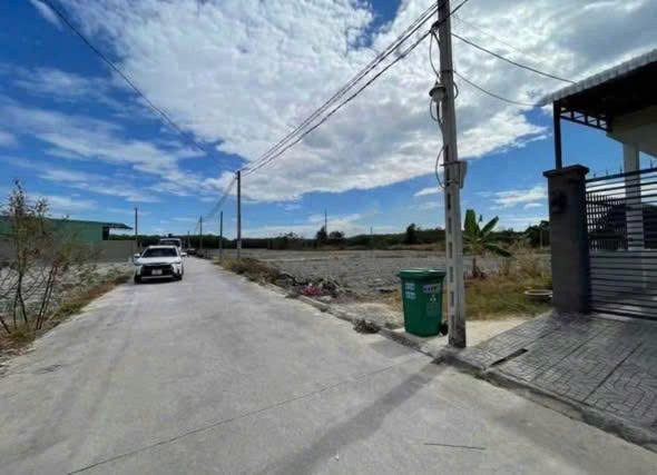 đất nằm trong lòng 5 kcn đang hoạt động