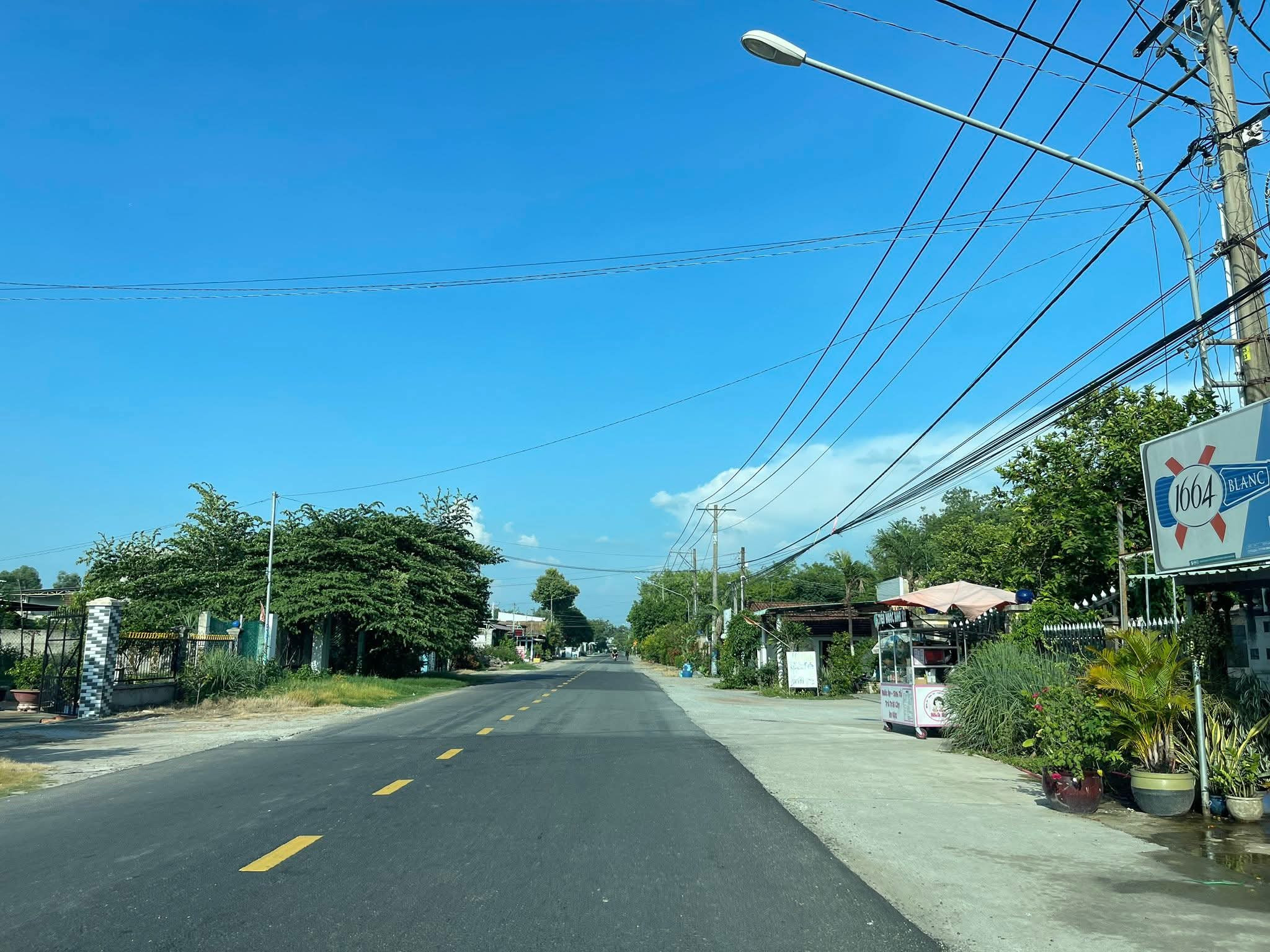 Chủ gửi bán 1 cặp liền kề mặt tiền đường nhựa, gần khu công nghiệp. Thích hợp xây trọ, xây nhà,...