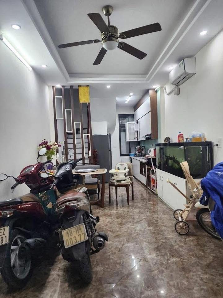 Bán Nhà Ngõ 122 Xuân Đỗ, Cự Khối, Long Biên 33m2, 5T giá 6,4 tỷ